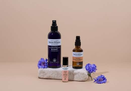 Contour des yeux : rides, poches, cernes… comment atténuer l’apparence du regard fatigué avec l’aromathérapie ?